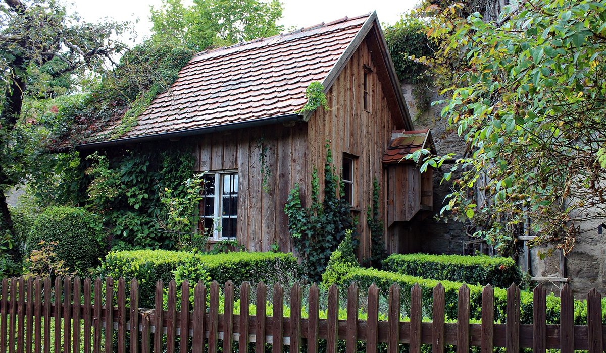 How to Plan a Cottage Garden Border That Blooms All Summer